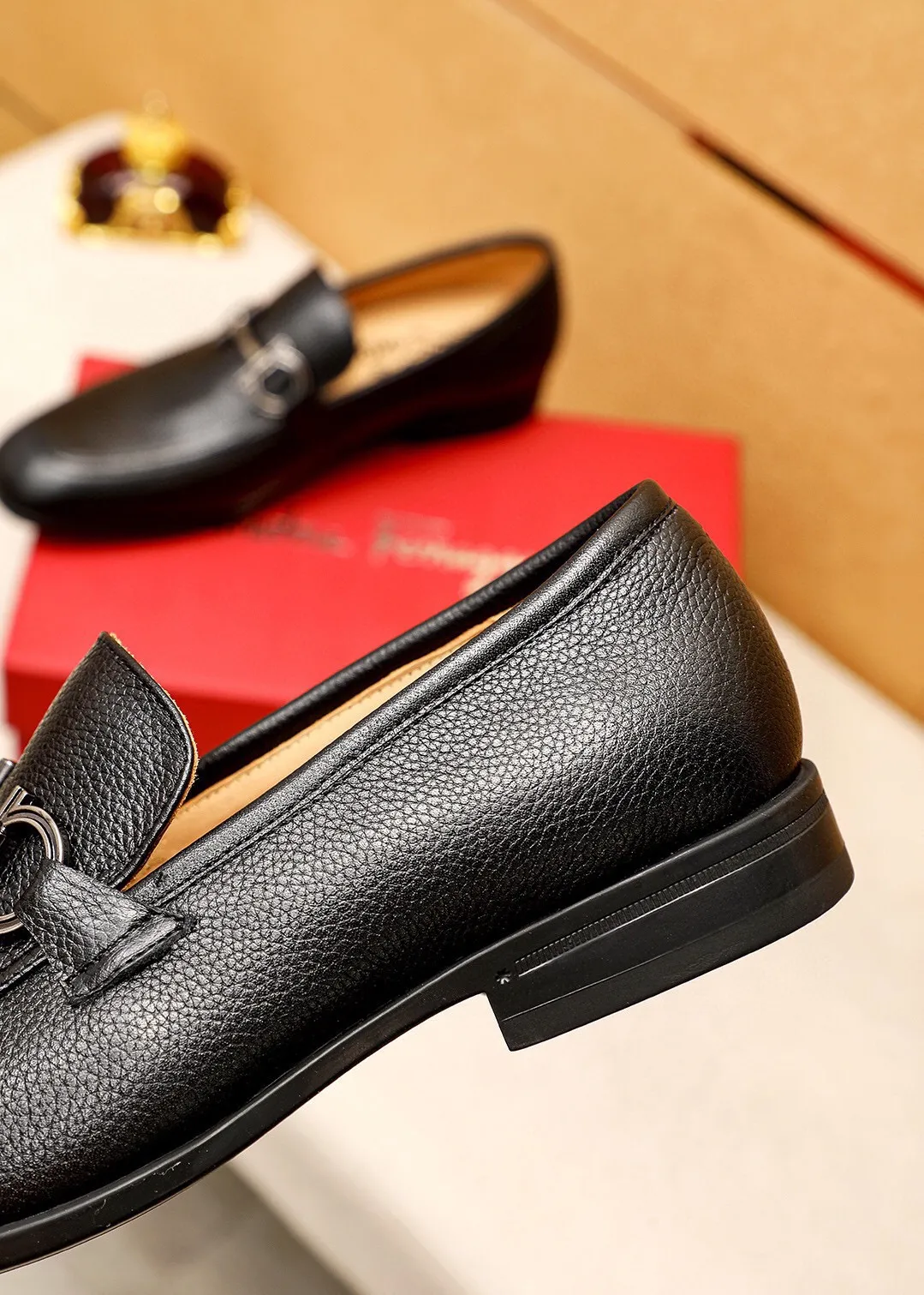 Men's shoes 💰480 💐 Product trademark: Ferragamo "Ferragamo" casual leather shoes Regular size: 38-44 (45🉑️customized) Product materials: Selected imported first-layer pebbled cowhide leather upper + luxury hardware buckle, imported water-dyed cow leather lining. Strong three-dimensional visual effect, original rubber outsole Color: 3⃣️seed leather materials available